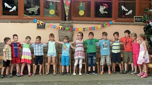 13 Vorschulkinder sagen Auf Wiedersehen