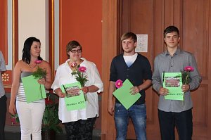 Feierlich Zeugnisse erhalten