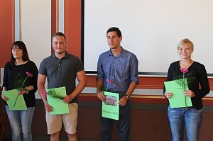Feierlich Zeugnisse erhalten