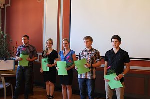 Feierlich Zeugnisse erhalten