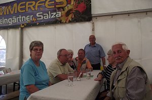 Alte Garten- Hasen beim Fachsimpeln im Festzelt.