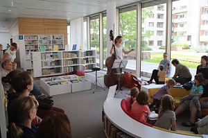 Martina Zimmermann brachte zu den Dienstagsgeschichten in der Nordh&auml;user Bibliothek ihren "Kaiser" mit
