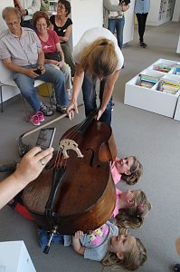 Martina Zimmermann brachte zu den Dienstagsgeschichten in der Nordh&auml;user Bibliothek ihren "Kaiser" mit