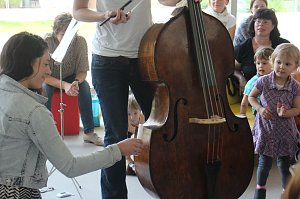 Martina Zimmermann brachte zu den Dienstagsgeschichten in der Nordh&auml;user Bibliothek ihren "Kaiser" mit