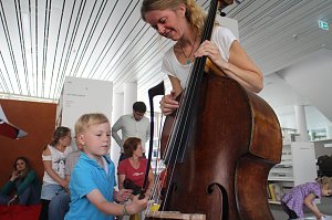 Martina Zimmermann brachte zu den Dienstagsgeschichten in der Nordh&auml;user Bibliothek ihren "Kaiser" mit