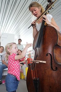 Martina Zimmermann brachte zu den Dienstagsgeschichten in der Nordh&auml;user Bibliothek ihren "Kaiser" mit