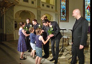 F&uuml;nf M&auml;nnerstimmen lassen die Unterkirche erklingen