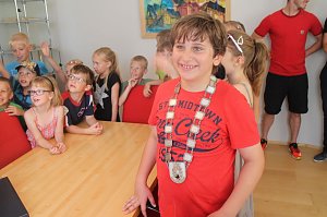 Dem OB &uuml;ber die Schulter geschaut - die Grundsch&uuml;ler aus Niedersalza durften Klaus Zeh mit Fragen l&ouml;chern
