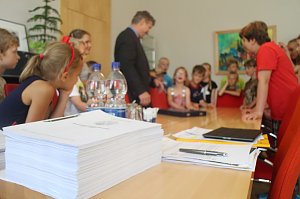 Dem OB &uuml;ber die Schulter geschaut - die Grundsch&uuml;ler aus Niedersalza durften Klaus Zeh mit Fragen l&ouml;chern