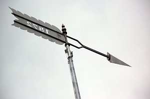 Die Wetterfahne zeigt auf einer H&ouml;he von�26 Meter�wieder exakt die Windrichtung an. Heute wehte er aus�S&uuml;d-West.
