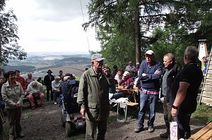 Punkt 10.30 Uhr ergriff Joachim�Jauer, Vorsitzender des Harzklubs�Ilfeld-Wiegersdorf�das Wort vor zahlreich erschienen G&auml;sten.