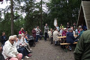 Etwa 80�Personen��-�Harzklub-Mitglieder, Einheimische, Wanderer und interessierte Besucher fanden sich auf dem Plateau des�Herzberges�ein.