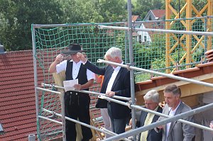 Gut einem Monat nach der Grundsteinlegung konnte heute am Stephanus Haus in G&uuml;nzerode Richtfest gefeiert werden