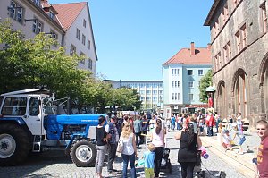Hochzeit mit dem Lanz Bulldog vor dem Nordh&auml;user Rathaus