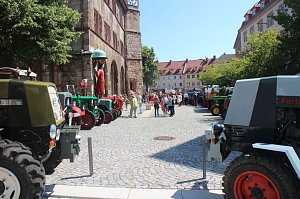 Hochzeit mit dem Lanz Bulldog vor dem Nordh&auml;user Rathaus