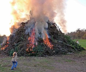 Osterfeuer in Herreden