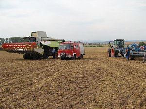 M&auml;hdrescher entz&uuml;ndete ein Feld