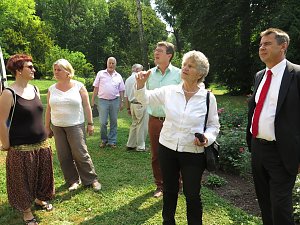 Gisela Hartmann erl&auml;utert die Arbeiten
