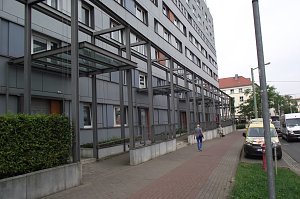 Wie ein Industrieklotz wirkt der Wohnblock der�St&auml;dtischen�Wohnungsbaugesellschaft. &Uuml;ber mehr Gr&uuml;n w&auml;re man hier froh.