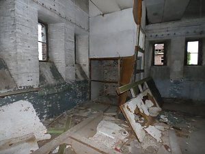 Unwirkliche Orte: Lokschuppen bei Bitterfeld