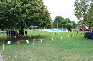 Bei der Er&ouml;ffnung der Wettk&auml;mpfe dabei der B&uuml;rgermeister von Ebeleben (SPD). Mit Schwimmbad in Ebeleben bieten wir ein gute Wettkampfst&auml;tte. Und in der Tat, es ist gut Platz vorhanden und wenn wirklich mal stark die Sonne scheint, spende B&auml;ume Schatten. Und in der Wettkampfpausen k&ouml;nnen die Spielger&auml;te genutzt werden. 
