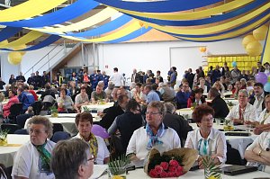 Volles Haus bei Henning Bau - die Urbacher Firma feierte 25j&auml;hriges Jubil&auml;um