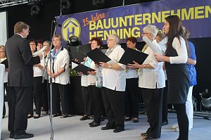 Volles Haus bei Henning Bau - die Urbacher Firma feierte 25j&auml;hriges Jubil&auml;um