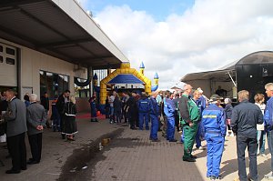 Volles Haus bei Henning Bau - die Urbacher Firma feierte 25j&auml;hriges Jubil&auml;um