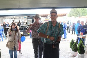 Volles Haus bei Henning Bau - die Urbacher Firma feierte 25j&auml;hriges Jubil&auml;um