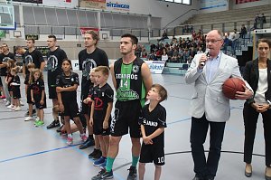 K&ouml;rbe werfen gegen Krebs - zweites Benefizspiel des Seamr&oacute;g BC