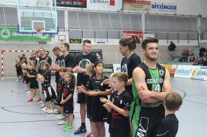 K&ouml;rbe werfen gegen Krebs - zweites Benefizspiel des Seamr&oacute;g BC