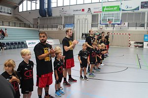K&ouml;rbe werfen gegen Krebs - zweites Benefizspiel des Seamr&oacute;g BC