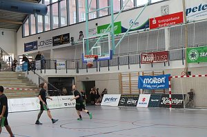 K&ouml;rbe werfen gegen Krebs - zweites Benefizspiel des Seamr&oacute;g BC