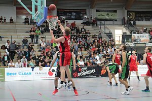 K&ouml;rbe werfen gegen Krebs - zweites Benefizspiel des Seamr&oacute;g BC