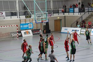 K&ouml;rbe werfen gegen Krebs - zweites Benefizspiel des Seamr&oacute;g BC
