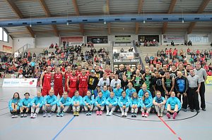 K&ouml;rbe werfen gegen Krebs - zweites Benefizspiel des Seamr&oacute;g BC