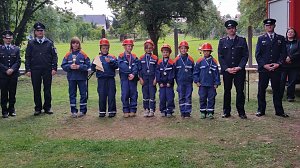 Junge Feuerwehrleute im Wettstreit (2)