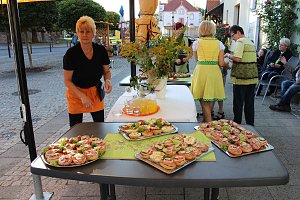 Hausm&auml;nner verk&uuml;nden Er&ouml;ffnung Bauernmarkt