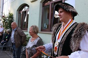 Hausm&auml;nner verk&uuml;nden Er&ouml;ffnung Bauernmarkt