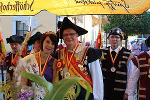 Hausm&auml;nner verk&uuml;nden Er&ouml;ffnung Bauernmarkt