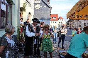 Hausm&auml;nner verk&uuml;nden Er&ouml;ffnung Bauernmarkt