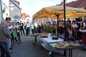 Hausm&auml;nner verk&uuml;nden Er&ouml;ffnung Bauernmarkt