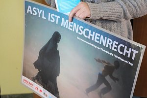 Ausstellung "Asyl ist Menschenrecht" im Foyer des Landratsamtes