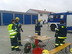 THW-Jugend in Altenburg: Station 1: Arbeitsschutz, Umgang mit Seilen und Ketten