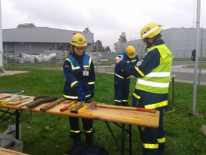 THW-Jugend in Altenburg: Enny benennt und erkl&auml;rt die Werkzeuge f&uuml;r die Holzbearbeitung.