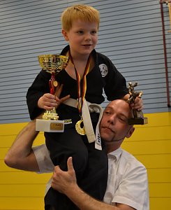 Trainer René Scholz trägt einen überglücklichen Deutschen Meister auf den Schultern: Jorik Naumann aus Rothenschirmbach.