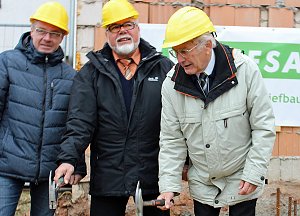 Grundsteinlegung f&uuml;r neues Wohn- und Gesch&auml;ftshaus