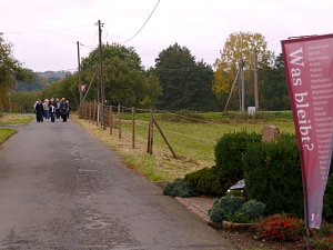 Gang zum Denkmal an der Peterswiese