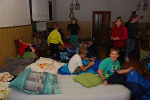 Hier werden Erlebnisse ausgetauscht, Witze erz&auml;hlt, Spr&uuml;nge gewagt � und irgendwann tief in der Nacht die Augen zugemacht. Abends im Bett durften die Kinder noch einmal kurze Geschichten aus ihren Lieblingsb&uuml;chern vorlesen. Mit jeder Geschichte wurde es ruhiger im Raum� 