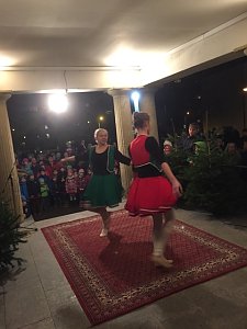 Das Tanzstudio Radeva trat als Fensterpate f&uuml;r das 21. T&uuml;rchen am gro&szlig;en Adventskalender des Nordh&auml;user Theaters